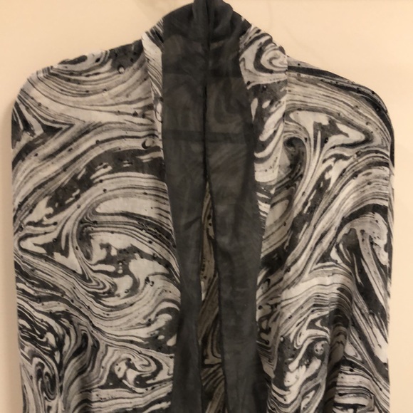 Gorgeous wrap/scarf - Picture 2 of 6